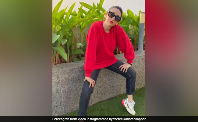 करिश्मा कपूर रेड टॉप और जींस में छत पर चिल करती आईं नजर,  Video में एक्ट्रेस ने यूं दिये पोज