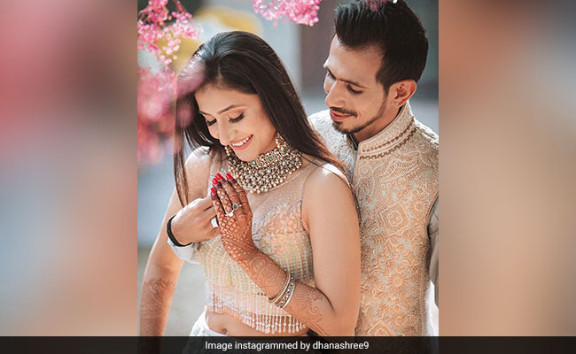 क्रिकेटर युजवेंद्र चहल और धनाश्री की इंगेजमेंट डे की Photos हुईं Viral, यूं खूबसूरत अंदाज में नजर आया कपल