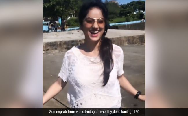 Deepika Singh ने व्हाइट टॉप और डेनिम शॉर्ट्स में की Beach पर सैर, Video में इस अंदाज में आईं नजर