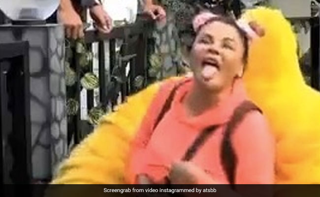 बिग बॉस 14 से Rakhi Sawant का Video हुआ वायरल, कंटेस्टेंट्स से पूछा- मैं शुतुरमुर्ग लग रही हूं या बतख...