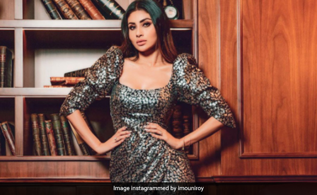 मौनी रॉय ने बॉडीकॉन ड्रेस में करवाया ग्लैमरस फोटोशूट, फैन्स ने यूं दिया रिएक्शन