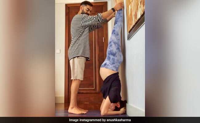 प्रेगनेंसी में अनुष्का शर्मा को Virat Kohli ने करवाया शीर्षासन, फैंस ने किए ये मजेदार कॉमेंट्स, जानें शीर्षासन के फायदे