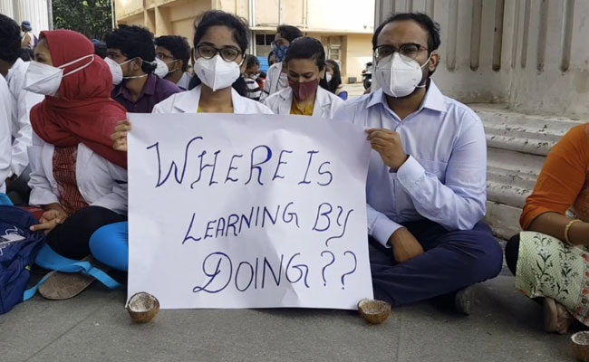 "9 महीने से कोविड ड्यूटी में, लाखों की फीस लेकर भी कुछ नहीं सिखाया जा रहा": कर्नाटक के रेजीडेंट डॉक्टरों ने जताया विरोध
