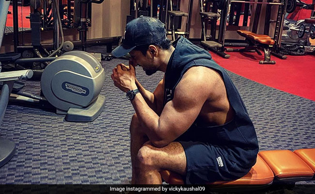 विक्की कौशल ने बनाया सॉलिड बाइसेप्स, तो राजकुमार राव और अंगद बेदी ने किया ये कॉमेंट- देखें Photos