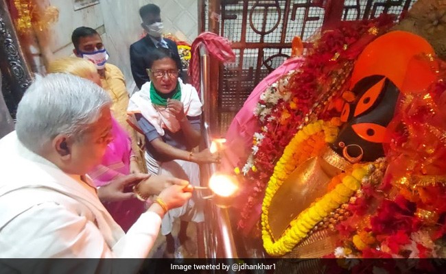 Governor, Wife Offer Prayers At Kolkata's Kalighat Temple For "Violence-Free Bengal"