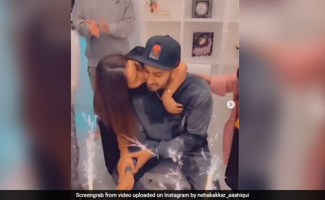 Neha Kakkar ने रोहनप्रीत के बर्थडे पर दिया सरप्राइज, Video में यूं प्यार जताती आईं नजर