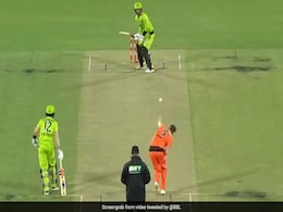 BBL 2020: बल्लेबाज़ ने एक हाथ से जड़ा धुआंधार छक्का, देखता रह गया गेंदबाज़ - देखें Video BBL 2020: बल्लेबाज़ ने एक हाथ से जड़ा धुआंधार छक्का, देखता रह गया गेंदबाज़ - देखें Video