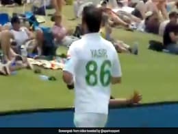 NZ Vs Pak: मैच के दौरान यासिर शाह ने फैन को दिया स्पेशल गिफ्ट, देखते ही उछल पड़ा शख्स - देखें Video NZ Vs Pak: मैच के दौरान यासिर शाह ने फैन को दिया स्पेशल गिफ्ट, देखते ही उछल पड़ा शख्स - देखें Video