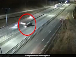 Highway पर तेज रफ्तार में दौड़ रही थीं कार, अचानक सड़क पर उतर गया प्लेन - देखें Viral Video Highway पर तेज रफ्तार में दौड़ रही थीं कार, अचानक सड़क पर उतर गया प्लेन - देखें Viral Video