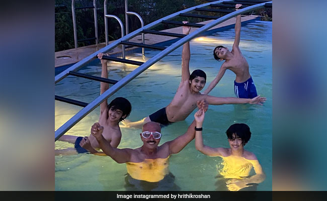 राकेश रोशन बच्चों संग स्विमिंग पूल में मस्ती करते आए नजर, ऋतिक बोले- पापा बियर अपने बच्चों के साथ...