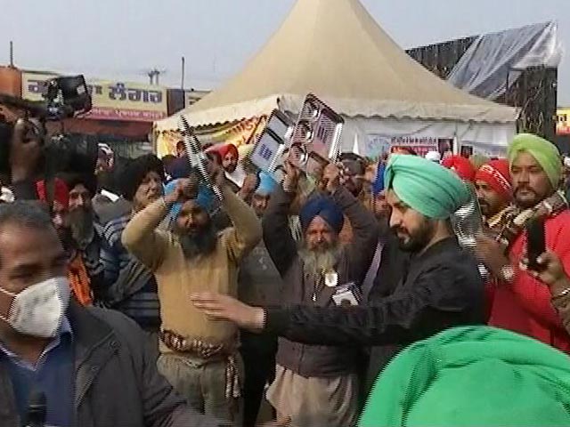 Protesting Farmers Clang <i>Thalis</i> As PM Addresses "Mann Ki Baat"