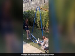 निया शर्मा अपनी दोस्त के साथ Seesaw झूले पर झूलती आईं नजर, देखें Video निया शर्मा अपनी दोस्त के साथ Seesaw झूले पर झूलती आईं नजर, देखें Video