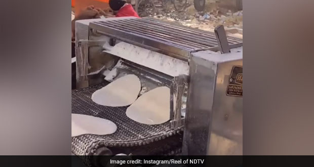 Farmers Protest: किसान आंदोलन में बहुत काम आ रही ये विशाल रोटी मशीन, एक घंटे में बनाती है 2 हजार रोटियां, देखें Video
