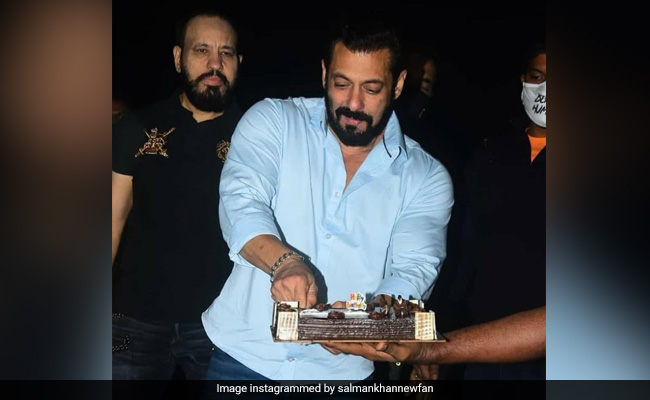 Inside Salman Khan's Midnight Birthday Celebrations With Paparazzi