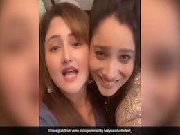 रश्मि देसाई ने अंकिता लोखंडे के साथ 'गर्मी' सॉन्ग पर यूं किया डांस, बर्थडे सेलिब्रेशन का Video हुआ Viral रश्मि देसाई ने अंकिता लोखंडे के साथ 'गर्मी' सॉन्ग पर यूं किया डांस, बर्थडे सेलिब्रेशन का Video हुआ Viral