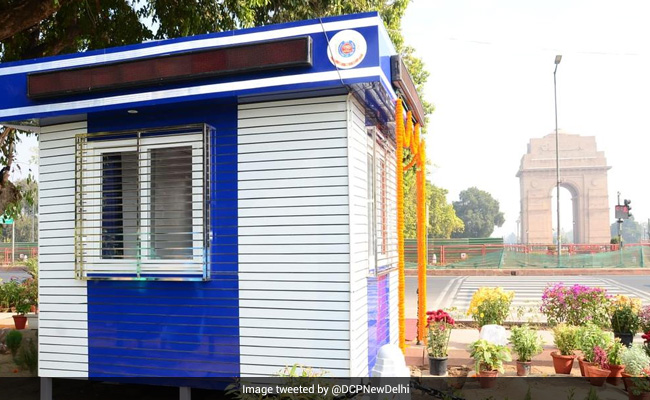 Delhi Police Set Up Solar Energy-Enabled "Modern Beat Booth" At India Gate