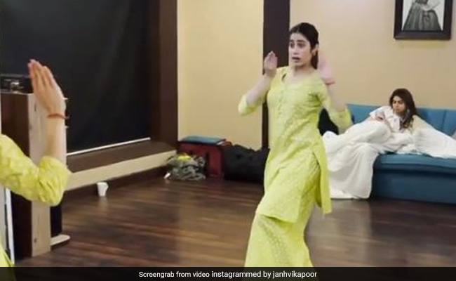 Janhvi Kapoor ने 'जमुना के तट' गाने पर किया क्लासिकल डांस, Video हुआ वायरल