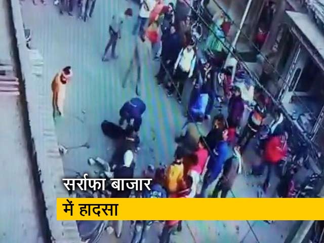 3 मंजिला इमारत से गिरा ईंटों का पिलर, युवक घायल