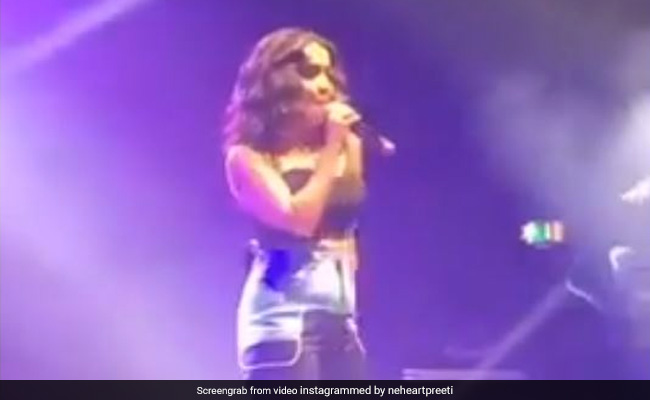 Neha Kakkar ने भाई टोनी कक्कड़ के गाने 'कुछ कुछ होता है' से मचाई धूम', फैन्स का यूं आया रिएक्शन