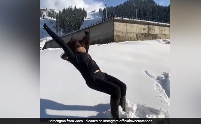बर्फीली वादियों में यूं इंज्वॉय करती दिखीं Raveena Tandon, वायरल हुआ Video