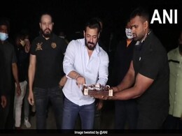 सलमान खान ने अपने पनवेल फार्म हाउस पर सेलिब्रेट किया 55वां जन्मदिन, Photos में पापा सलीम खान भी आए नजर सलमान खान ने अपने पनवेल फार्म हाउस पर सेलिब्रेट किया 55वां जन्मदिन, Photos में पापा सलीम खान भी आए नजर