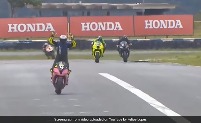जीत से पहले ही जश्न मनाने लगा सुपरबाइक रेसर, पीछे से दूसरे ने जीत ली हारी हुई बाजी - देखें Video