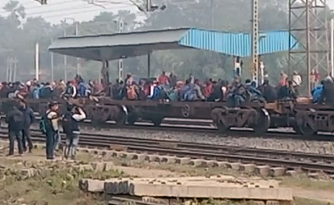 ट्रे्न नहीं चली तो परीक्षा देने वालों का सहारा बनी मालगाड़ी, VIDEO वायरल होने पर हुई प्रशासन की किरकिरी