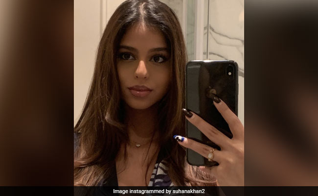 सुहाना खान का मिरर सेल्फी में दिखा ग्लैमरस अंदाज, Photo देख अमिताभ बच्चन की नातिन ने यूं दिया रिएक्शन