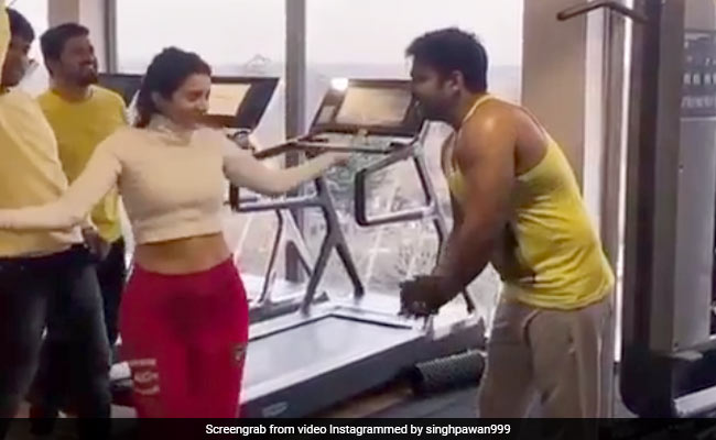 भोजपुरी स्टार पवन सिंह जिम में ही 'लगावेलू जब लिपिस्टिक' गाने पर करने लगे डांस, वायरल हुआ Video