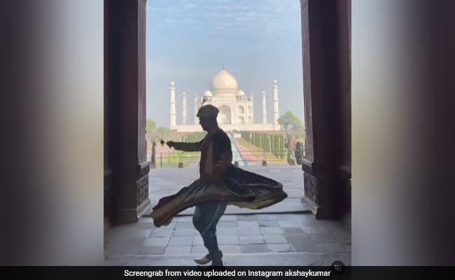 अक्षय कुमार हाथ में गुलाब लेकर ताजमहल के सामने यूं डांस करते आए नजर, देखें Video