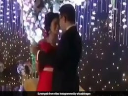 Aditya Narayan ने पत्नी श्वेता के साथ रिसेप्शन में किया रोमांटिक डांस, Video मचा रहा है धमाल Aditya Narayan ने पत्नी श्वेता के साथ रिसेप्शन में किया रोमांटिक डांस, Video मचा रहा है धमाल