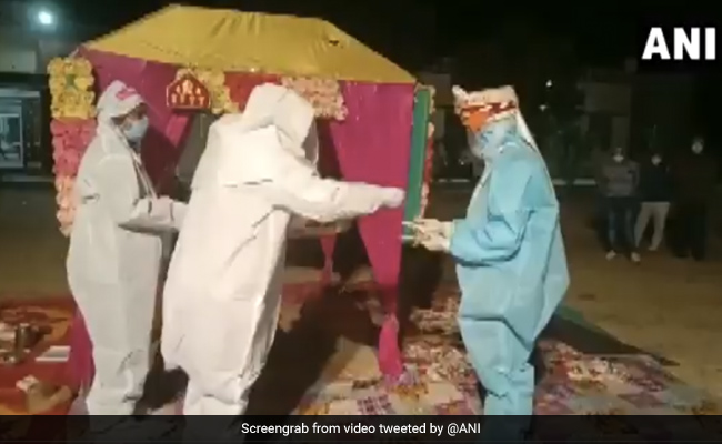 VIDEO : शादी वाले दिन दुल्हन हुई कोविड पॉजिटिव, PPE किट पहनकर लिए सात फेरे