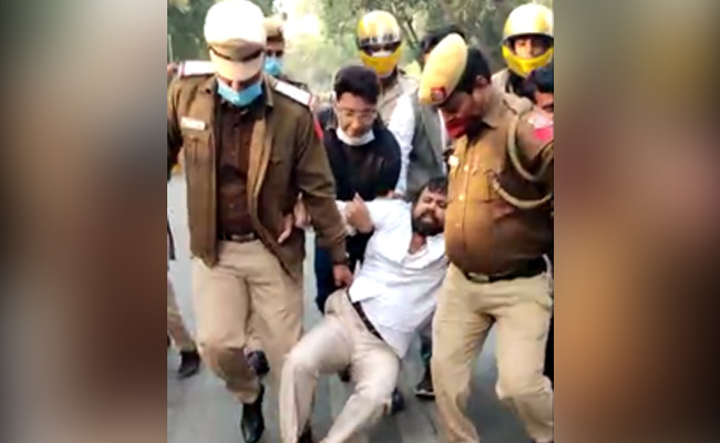 AAP का आरोप, केजरीवाल को बंधक बनाया - CCTV फुटेज के मुताबिक, 7 दिसंबर को बाहर गए थे CM