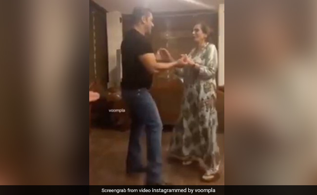 Salman Khan अपनी मम्मी संग अंग्रेजी गाने पर डांस करते आए नजर, थ्रोबैक Video हुआ वायरल