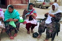 Women Knit Sweaters, Sportsmen Wash Farmers’ Clothes To Keep The Protest Alive Women Knit Sweaters, Sportsmen Wash Farmers’ Clothes To Keep The Protest Alive