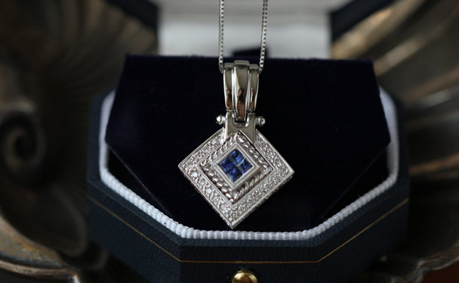 Shine Bright In These Pretty Necklaces That Are Bound To Impress