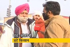 दिल्ली में बढ़ती ठंड, मांग पर अड़े हैं किसान दिल्ली में बढ़ती ठंड, मांग पर अड़े हैं किसान