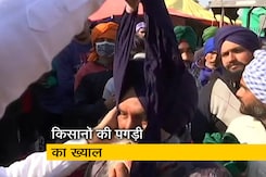 आंदोलनकारी किसानों को पगड़ी पहनाकर कर रहे सम्मान आंदोलनकारी किसानों को पगड़ी पहनाकर कर रहे सम्मान