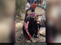 सिंगर रुपिंदर हांडा ने किसानों के लिए बनाया लंगर, कभी ब्रेड पकौड़े तलती तो कभी रोटी बेलती आईं नजर- देखें Video सिंगर रुपिंदर हांडा ने किसानों के लिए बनाया लंगर, कभी ब्रेड पकौड़े तलती तो कभी रोटी बेलती आईं नजर- देखें Video