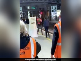 ट्रेन चलाकर स्टेशन पहुंची ड्राइवर, तो बाहर निकलते ही शख्स ने गजब अंदाज में किया प्रपोज - देखें Video ट्रेन चलाकर स्टेशन पहुंची ड्राइवर, तो बाहर निकलते ही शख्स ने गजब अंदाज में किया प्रपोज - देखें Video