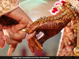 Viral News : DJ ने वाजवलेल्या एका गाण्यामुळे लग्न मोडलं, लग्नात नेमकं काय झालं? Viral News : DJ ने वाजवलेल्या एका गाण्यामुळे लग्न मोडलं, लग्नात नेमकं काय झालं?