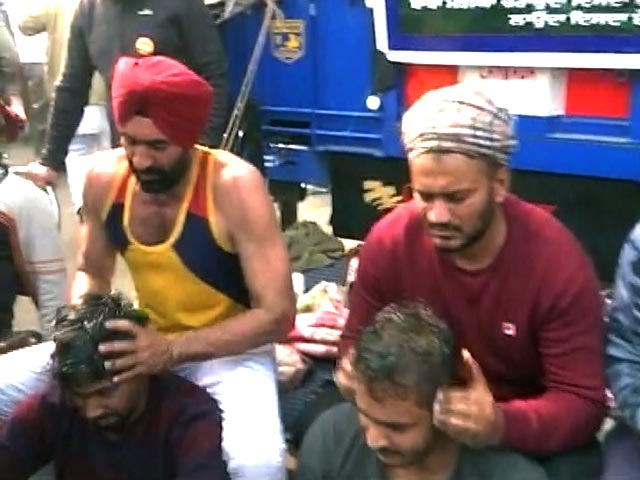 Kabaddi Players Offer Head Massage To "Destress" Protesting Farmers