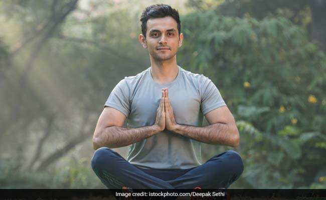 Yoga For Beginners: बेहतर फिटनेस के लिए योग शुरू करने नौसिखियों के लिए यहां हैं जरूर टिप्स और योग आसन