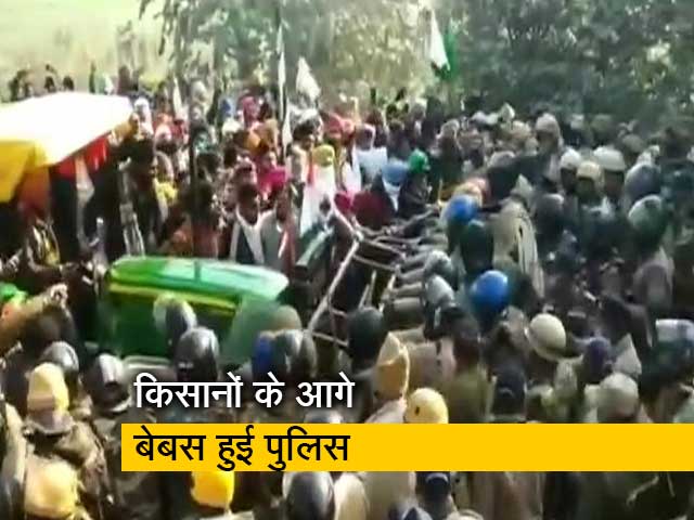 बाजपुर में पुलिस के बैरीकेड तोड़ दिल्ली कूच कर गए किसान