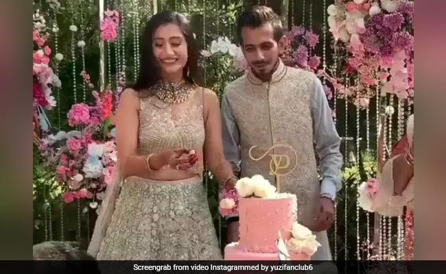 Yuzvendra Chahal और Dhanashree ने इंगेजमेंट सेरेमनी पर काटा केक, Video में दिखा कपल का खूबसूरत अंदाज