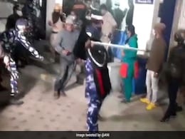 RAF ने BJP कार्यकर्ताओं पर किया लाठीचार्ज, TMC विधायक बोले- पुलिस से हथियार छीनने की कोशिश की RAF ने BJP कार्यकर्ताओं पर किया लाठीचार्ज, TMC विधायक बोले- पुलिस से हथियार छीनने की कोशिश की