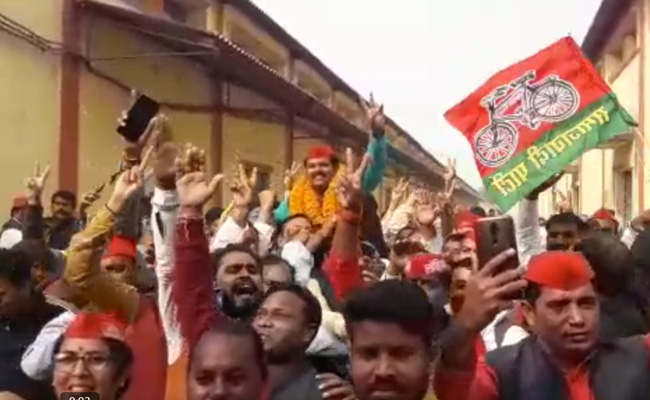 यूपी : वाराणसी में MLC की दोनों सीट पर समाजवादी पार्टी की जीत, 10 साल से था BJP का कब्जा