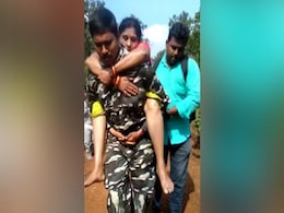 तिरुमाला यात्रा के दौरान महिला की तबीयत बिगड़ी, पुलिस वाले ने पीठ पर बैठा इलाज के लिए पहुंचाया तिरुमाला यात्रा के दौरान महिला की तबीयत बिगड़ी, पुलिस वाले ने पीठ पर बैठा इलाज के लिए पहुंचाया