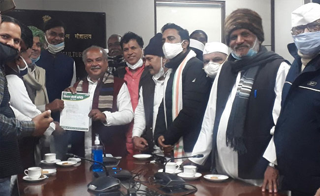 सरकार ने किसानों को बुधवार 2 बजे वार्ता के लिए बुलाया, कहा - खुले दिमाग से मुद्दों को सुलझाने के लिए प्रतिबद्ध