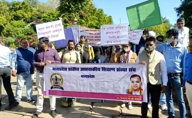 एमपी : प्रतियोगी परिक्षाओं में चयन के बावजूद भी नहीं हो रही है भर्ती, बेरोजगार युवाओं का विरोध प्रदर्शन